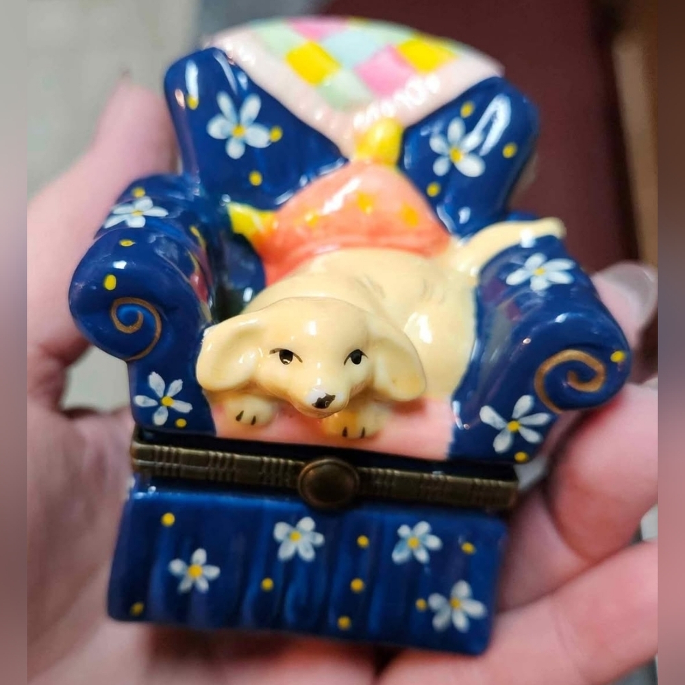 Vintage Miniature Porcelain Hinged Trinket Box Chair with Dog Figurine - Picture 1 of 5